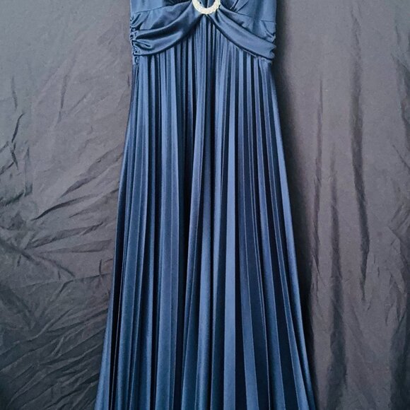 Formal Dress - Picture 8 of 8